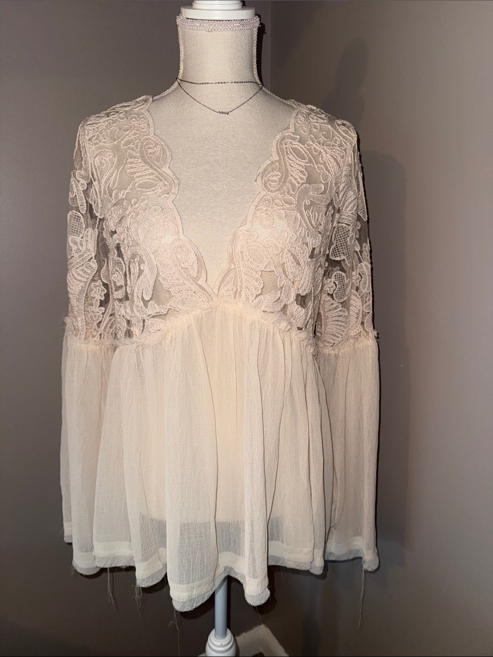 Lace & Chiffon V-Neck Peplum Women’s Top in Cream